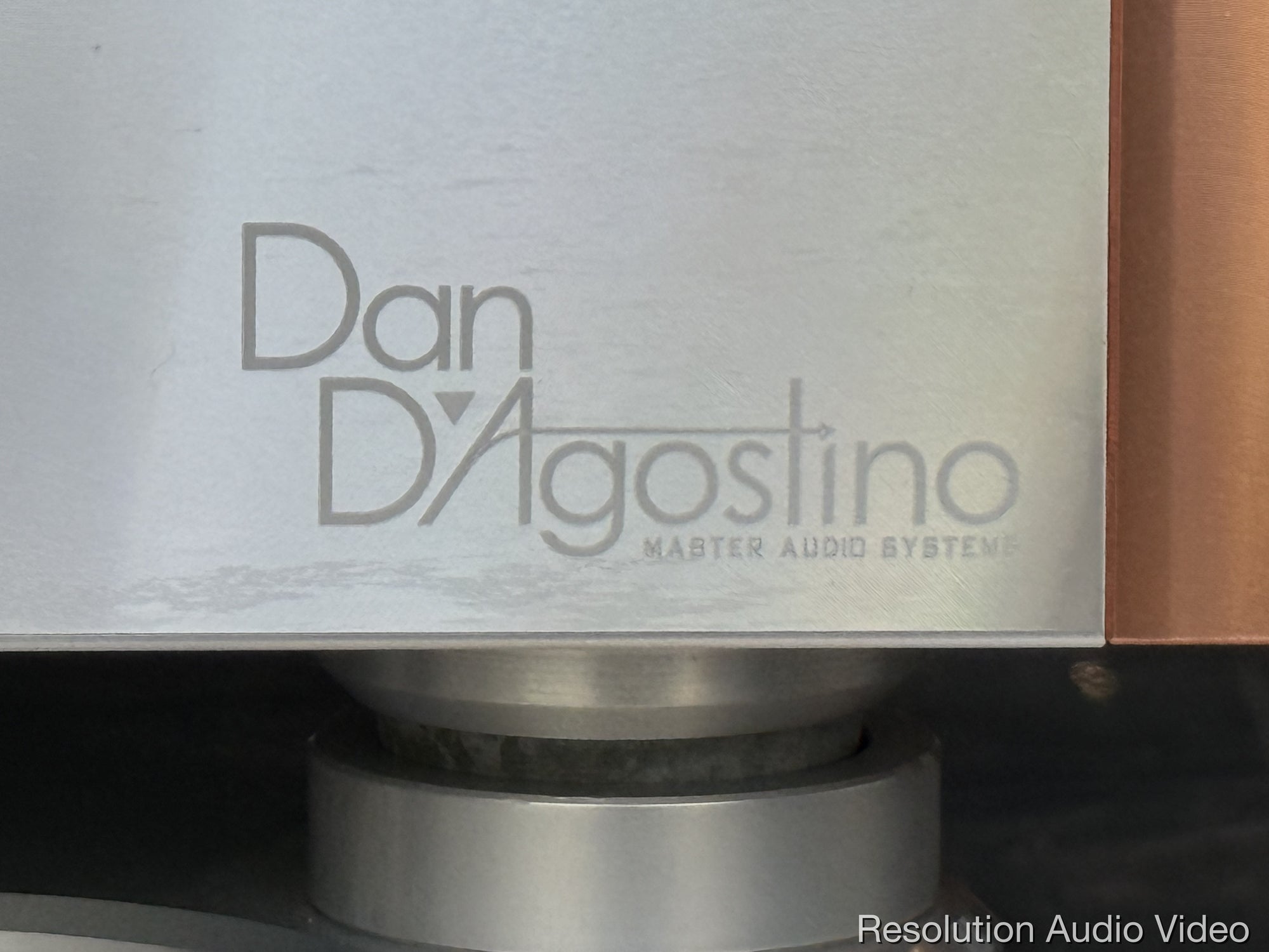 dagostino momentum stereo amplifier power amplifier logo detail