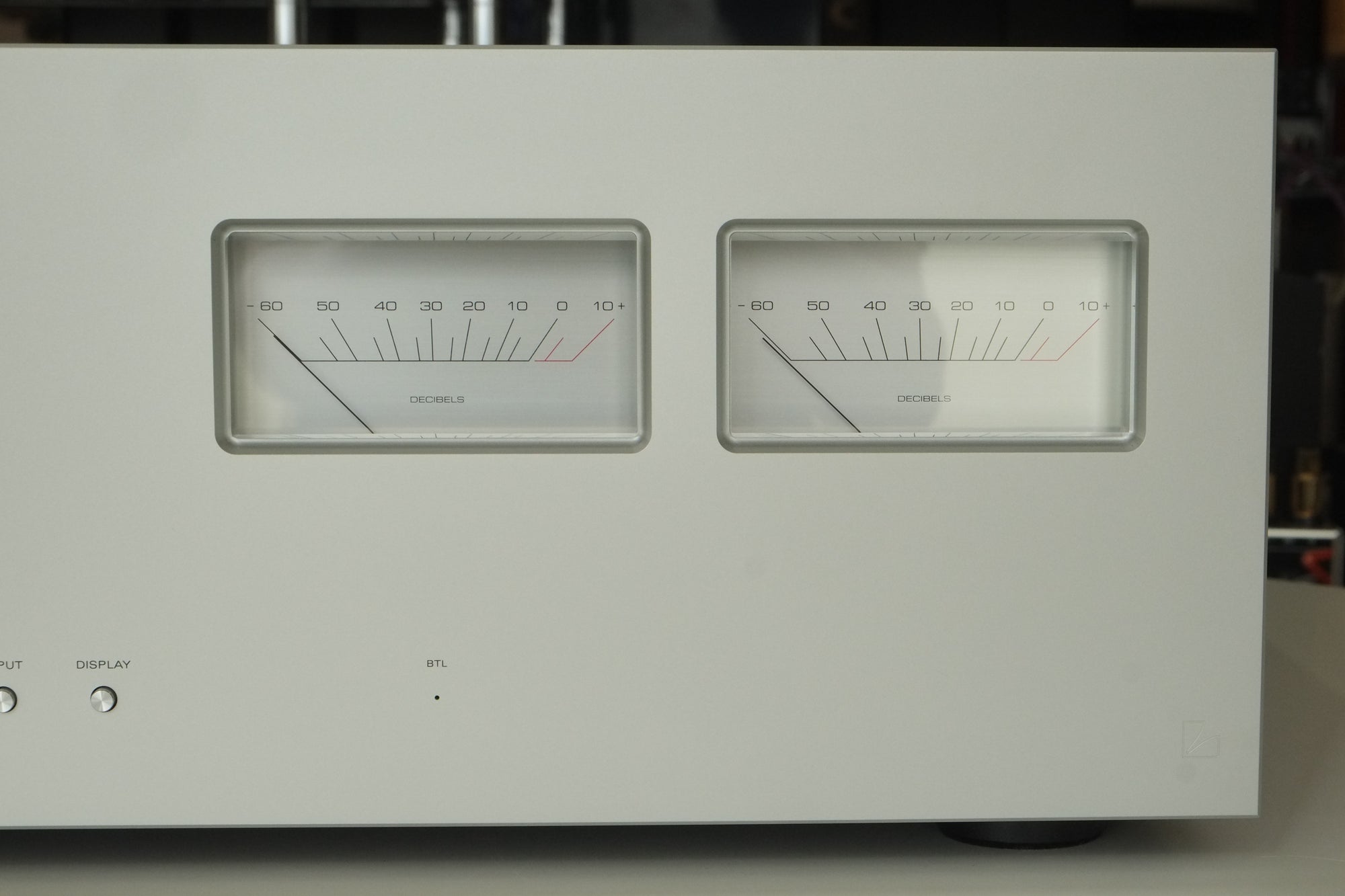 luxman m10x front right detail